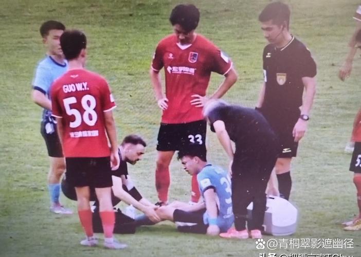 太阳报:足总杯一门将和队友相撞重伤失去意识,随后被送往医院