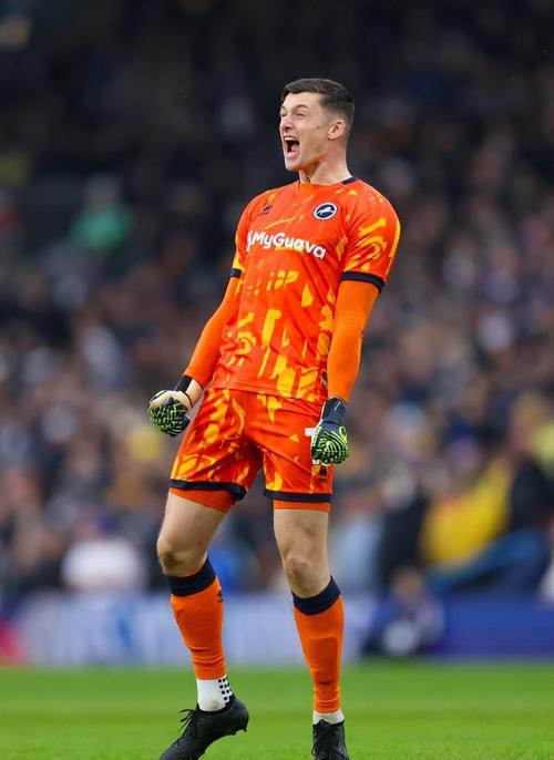 法媒：维蒂尼亚因身体问题被换下，K77离场时一瘸一拐表情痛苦