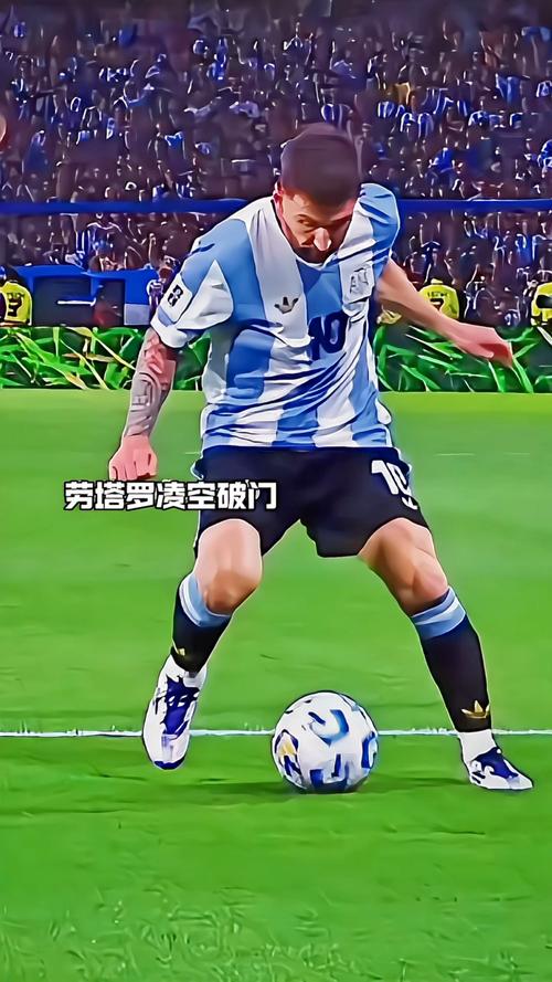 遇到门神了！梅西接队友横传直接低射，门将倒地极限扑救