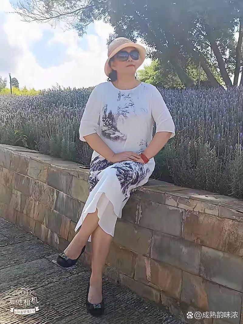 长友佑都妻子拍摄杂志照片，展露成熟女性韵味