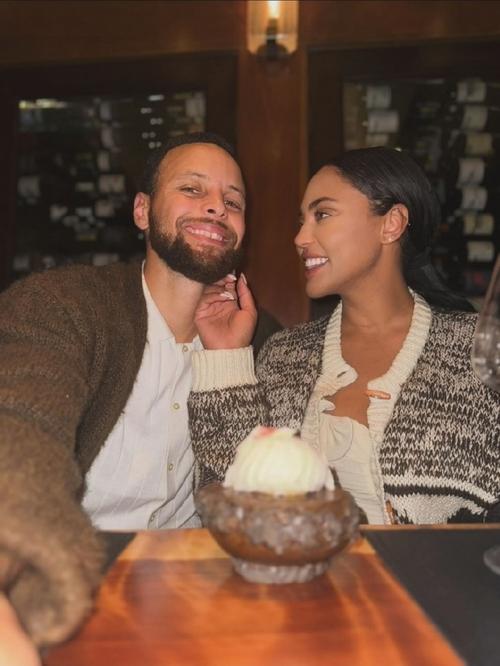 还有这一手!库里抱着吉他与阿耶莎篝火旁浪漫合奏 享受二人世界