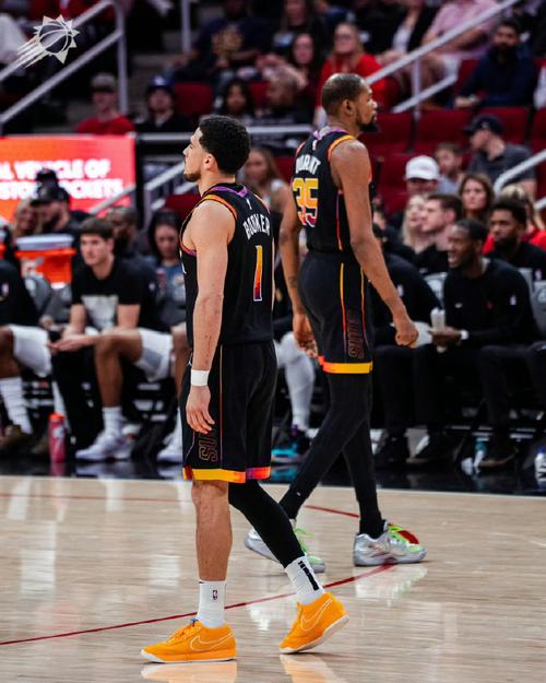 球衣记者:火箭双向克劳福德穿27号 JD-戴维森穿杰伦-格林的4号