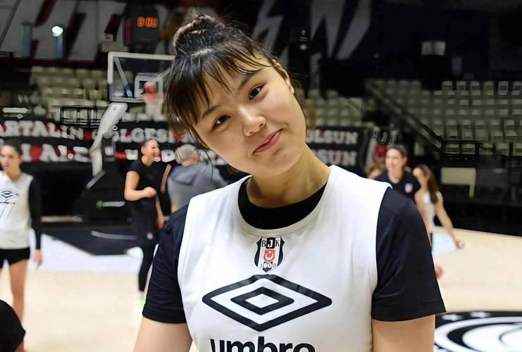 瘦了？李月汝出席飞翼训练场的开工仪式 小宝受伤位置还戴着护具