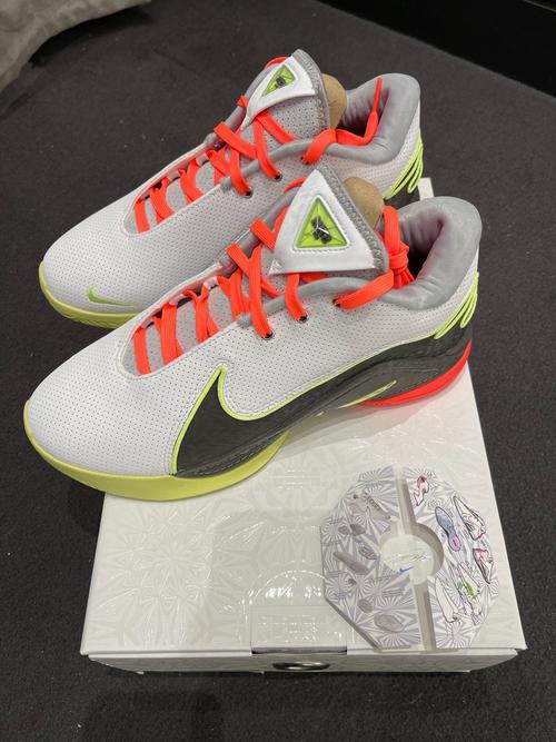 致敬父子同台！詹姆斯媒体日上脚詹23代球鞋新款配色