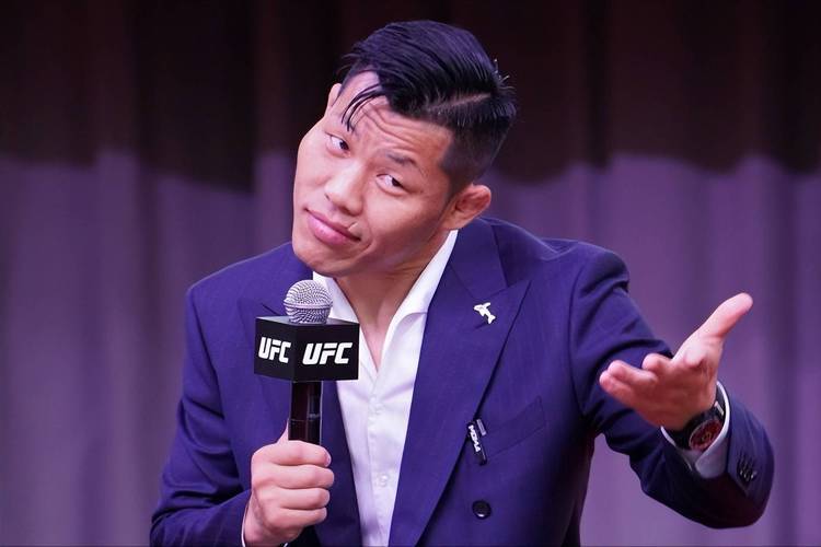 杨瀚森:我觉得我的英语每天都在进步 但有时还是会说中式英语