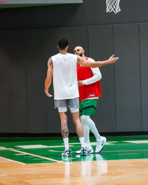 怀特谈塔图姆训练视频:当时我就在场 他看起来状态很不错