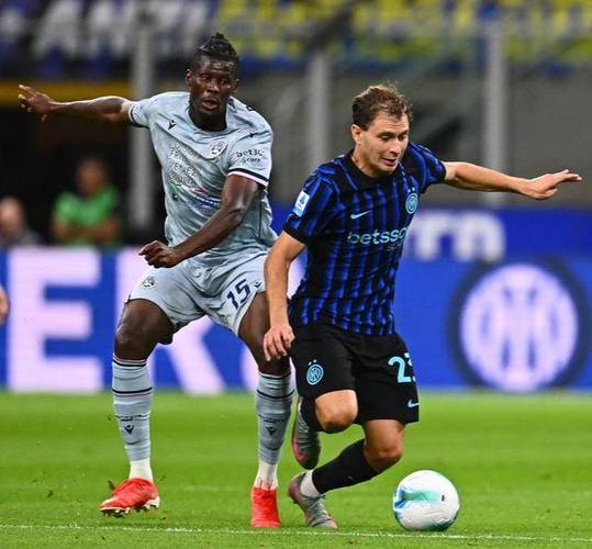 吓成表情包😨发布会耳机突然发出杂音，国米主帅齐沃被吓一跳