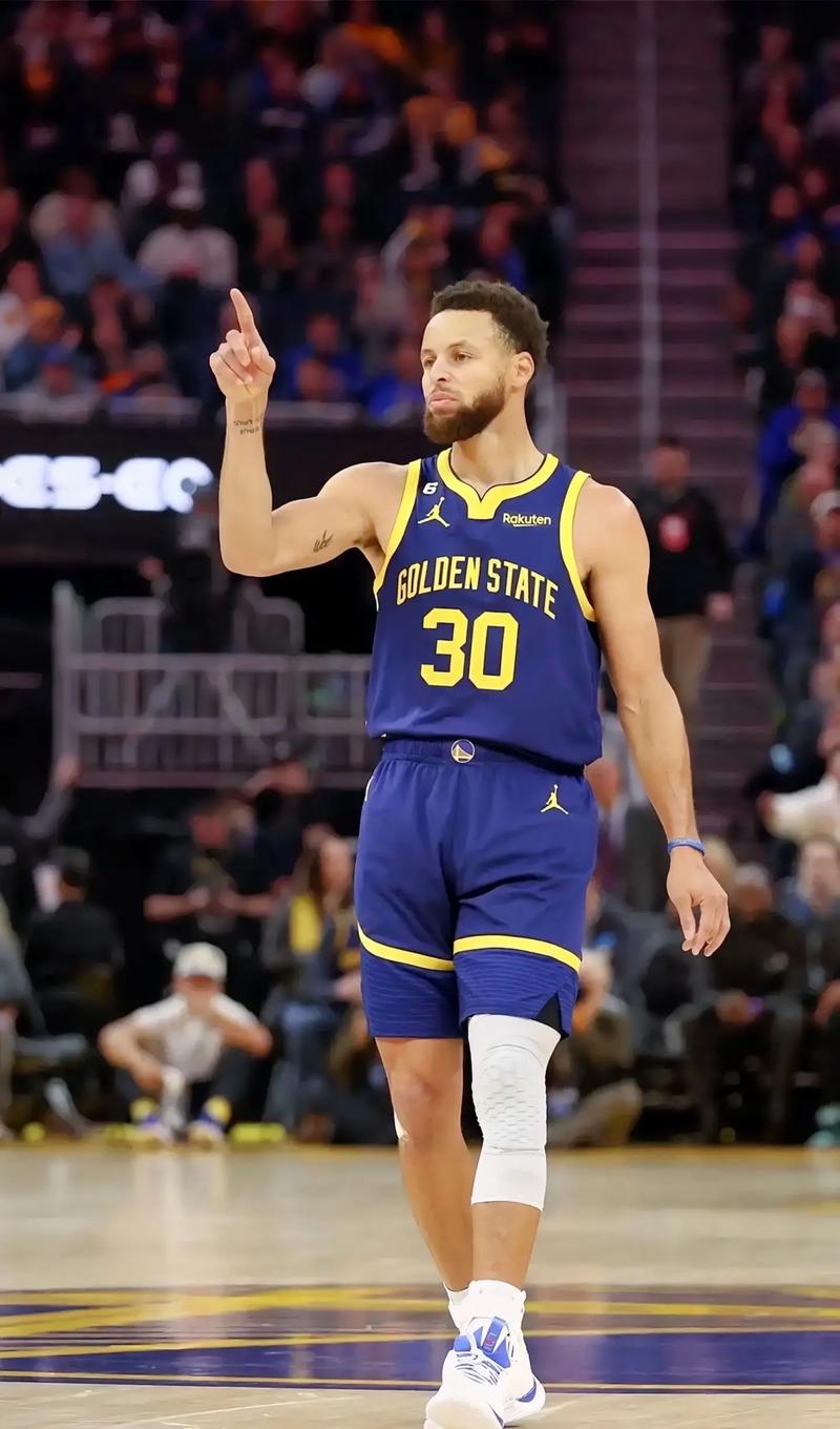 好多回忆!库里晒17张照片开启湾区第17个赛季:感恩这一路走来