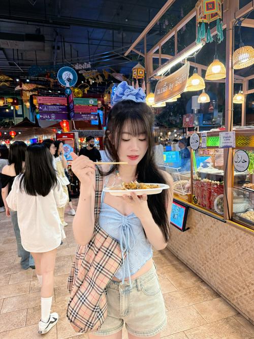 微笑+比心!烤肉姐晒小卡个人照:新鲜热乎 可爱警告!