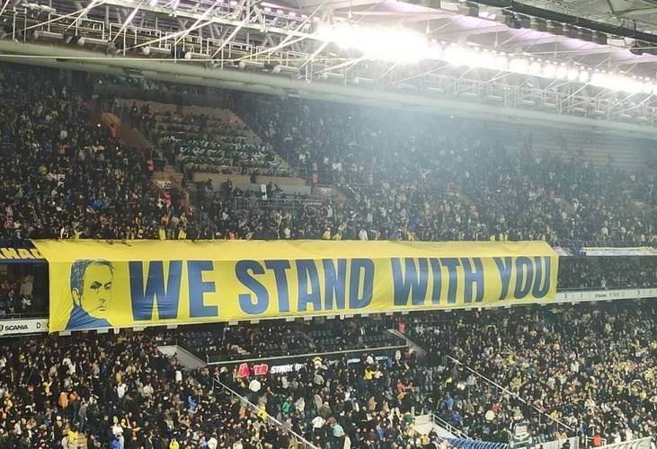 球迷鼓掌致敬！穆帅：感谢，他们属于我的历史我也属于他们的历史