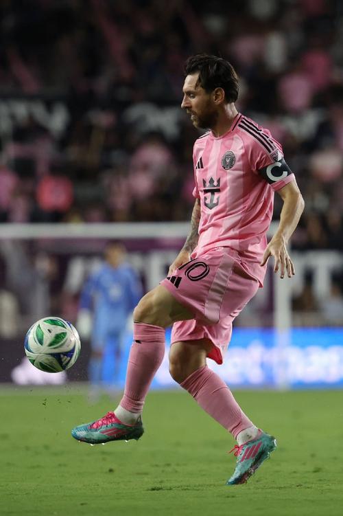 苏亚雷斯本场数据：梅开二度，4射2正，1次关键传球，评分8.6分