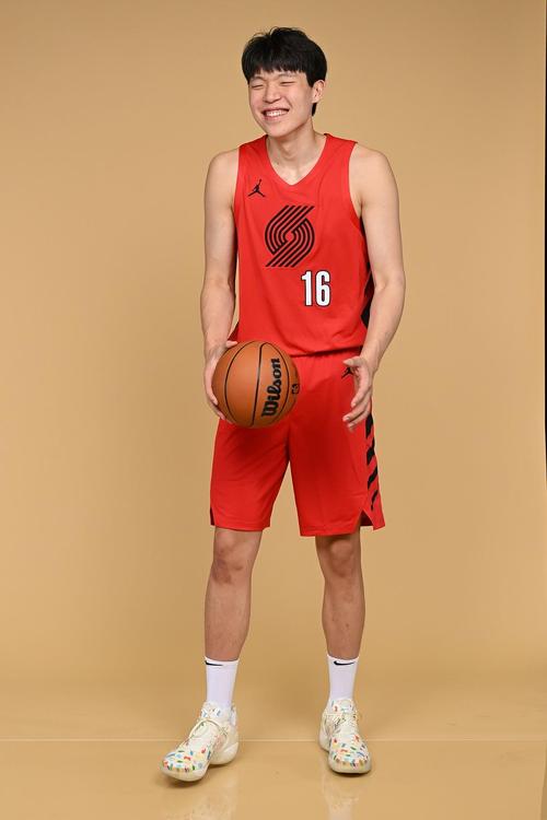 开拓者官方晒训练营第三天训练照：杨瀚森的双臂缠上了弹性绷带