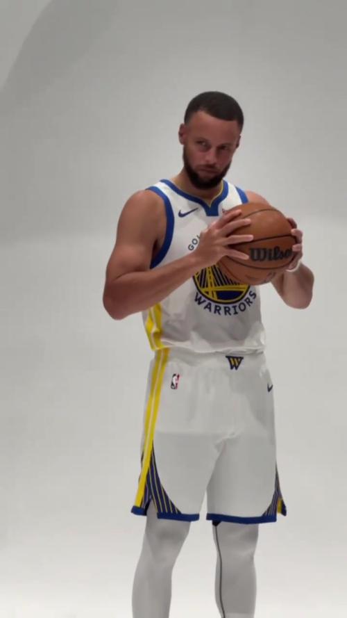 一人一城！萌神也沧桑了！NBA官方晒库里生涯17季定妆照变化