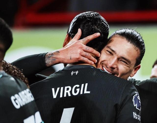 斯洛特换人遭诟病:换上远藤航是最糟糕换人,萨拉赫应该被换下