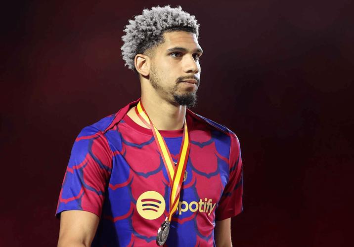 每体:阿劳霍今夏曾拒绝热刺、利物浦、切尔西和尤文,想留在巴萨