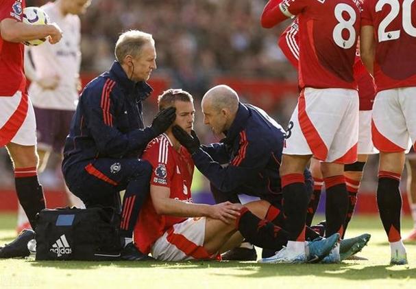 BBC:科林斯逃红误判和滕哈赫下课前德里赫特送点误判如出一辙