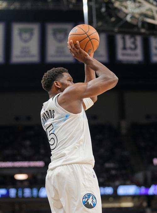 铁!阿隆-霍勒迪12投2中&三分9中2得到8分4板3助 出现3失误