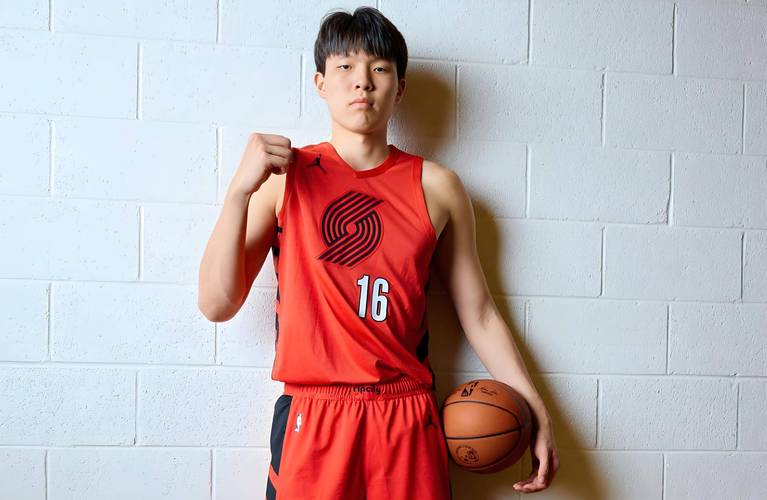 媒体人：体能对抗犯规控制是杨瀚森需要改进的 谁都有交学费过程