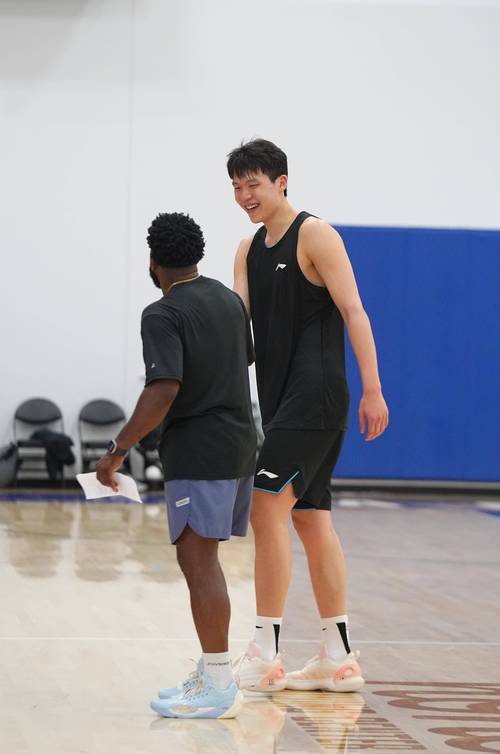 媒体人:杨瀚森打21分钟已算深受器重 他需从打防守和无球做起