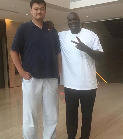 跨界联动！贝克汉姆晒与姚明&奥尼尔&成龙合影：见到了三位传奇