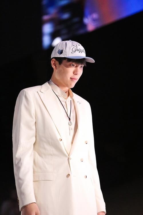 媒体人：今天的表现是杨瀚森正常水平发挥 他真的做到了放下包袱