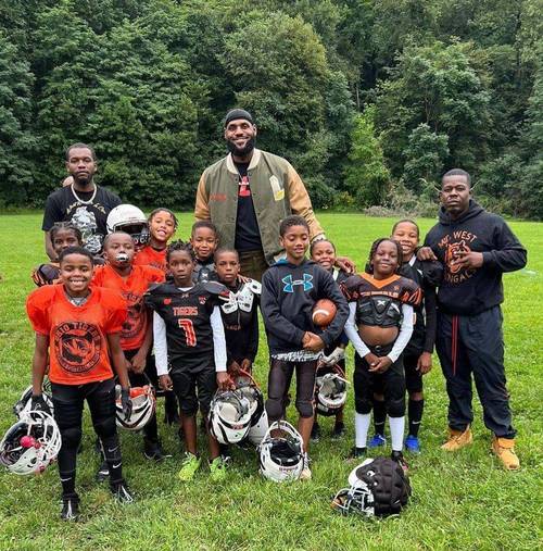 青春年少！詹姆斯转发与高中队友身穿橄榄球队服合照