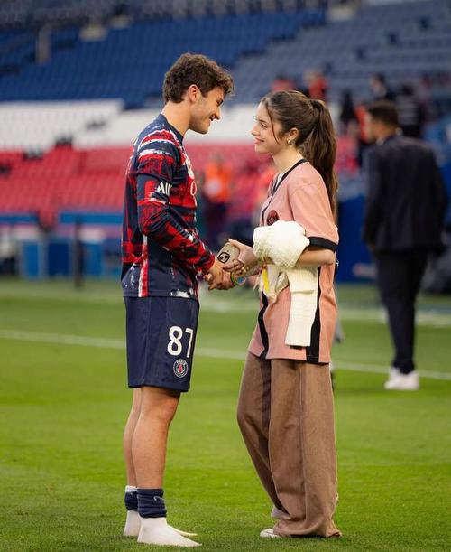 腻在一起!内维斯20岁演员女友晒多张合照:过去几周的镜头之下