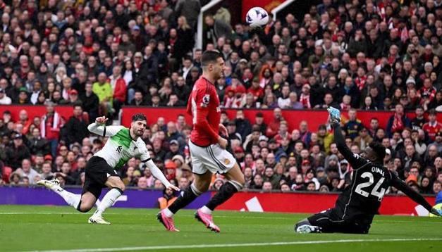 机灵鬼!双红会最后1分钟库尼亚踢倒琼斯,顺势拖延时间惹恼索博