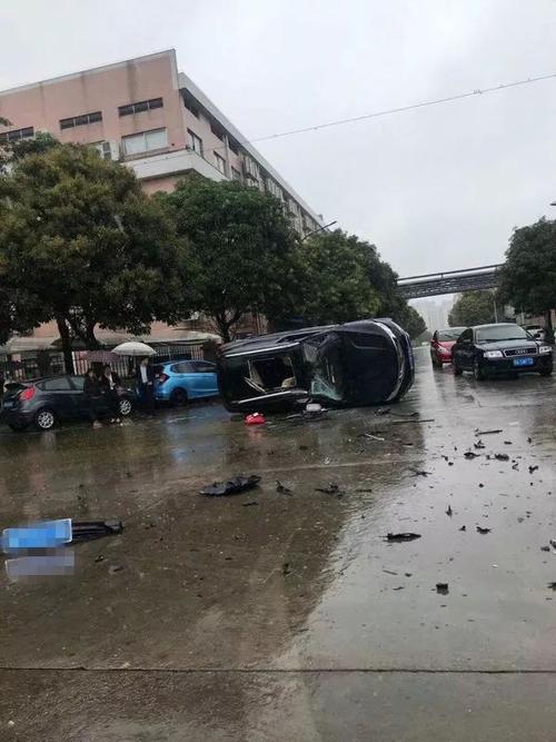 事后现场！国米二门马丁内斯车祸撞死老人，现场散落汽车碎片