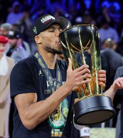 字母哥周最佳海报 赛季前三战场均36分16板7助 投篮命中率68.3%