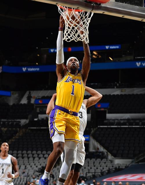 恐怖如斯！卡梅隆-布泽尔上演单臂揽月盖帽 顺势助攻队友快攻