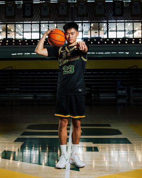 旧金山大学赛季首战对阵犹他州大学 王俊杰首发出战 赵维伦替补