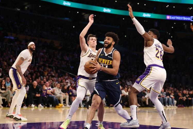 媒体人:对里夫斯期望很大 我带队赢球詹东回来都得适应现在打法