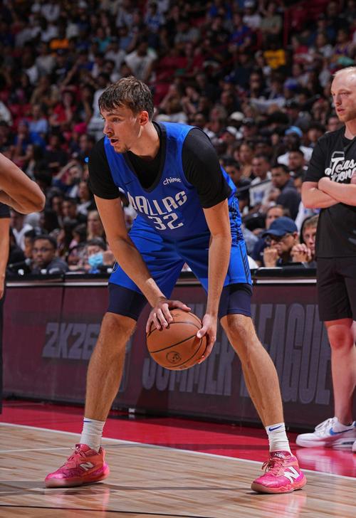 打几分？弗拉格生涯前5场场均13.4分6.2板2.8助 命中率41%