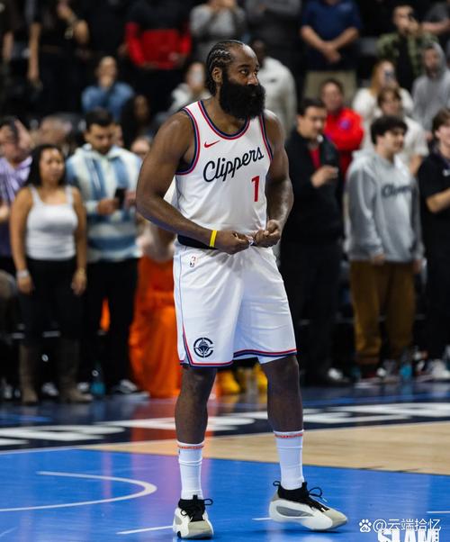 状态出色！哈登半场4记三分拿下17分3板6助1断