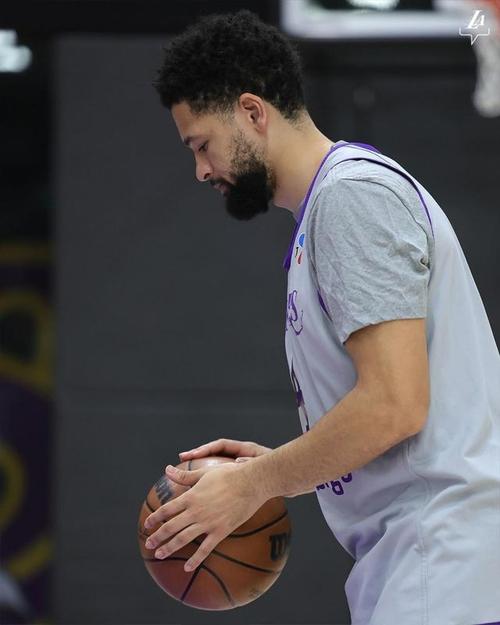 开启五连客！湖人官推晒球队训练照：备战周末