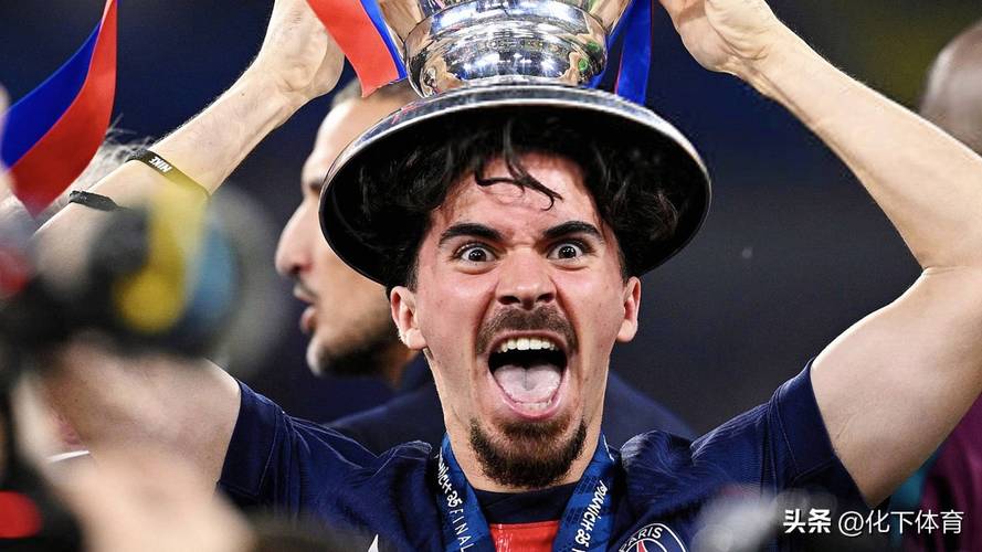 姆伯莫上赛季以来联赛非点球进球20粒，与金球奖得主登贝莱相同