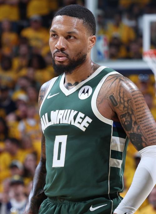 故地重游！利拉德在雄鹿主场三分训练 依旧稳健弹无虚发