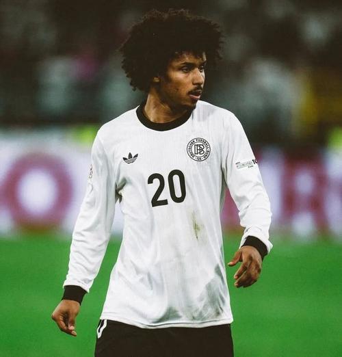 罗马诺：曼联正在寻找新的中场球员，已将若昂·戈麦斯列入候选