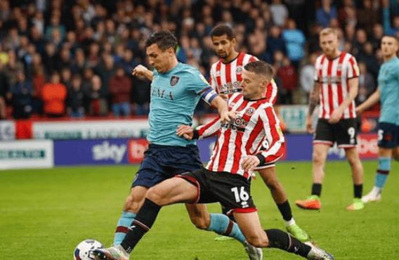 森林对阵马尔默赛前，1979年冠军杯决赛两队队长重逢并合影留念