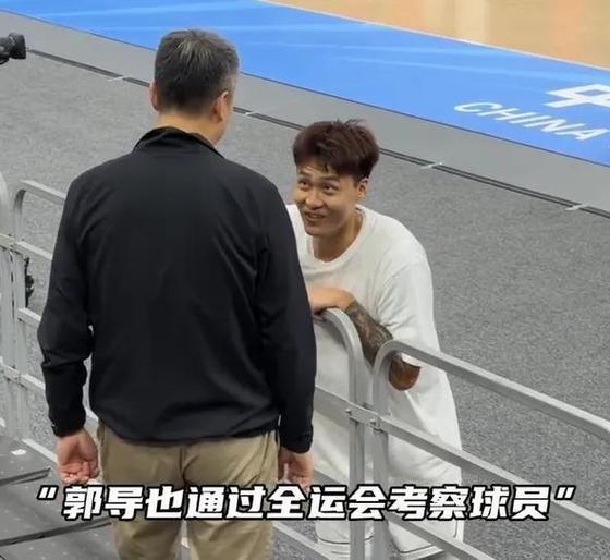 媒体人：下一场还是赵睿带伤上吧 男篮需要情绪&郭导多给球员减压